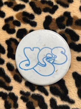 YES Band 🎸 Vintage Logo Button Pin in White and Blue Progressive Art UK Rock